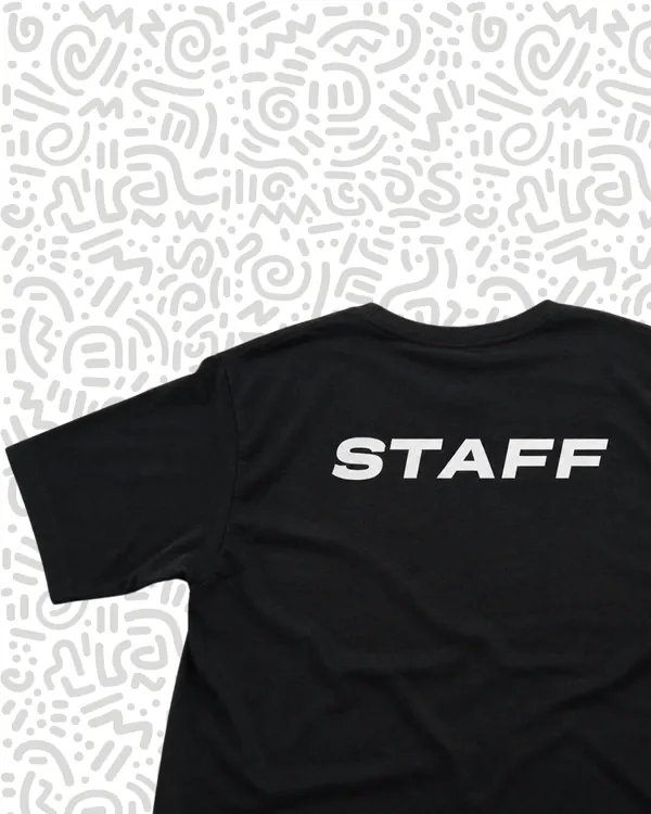 Playera negra con estampado en serigrafía blanca