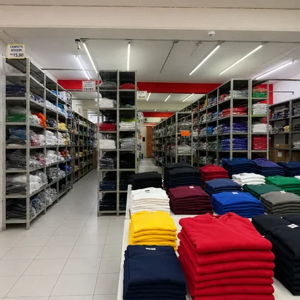 Interior de sucursal Matriz con estantes de playeras