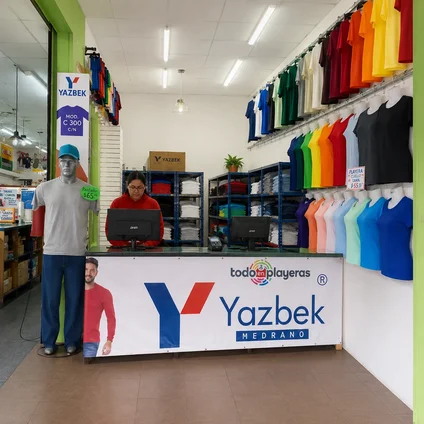 Interior de sucursal Medrano con mostrador Yazbek